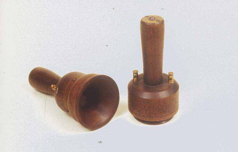 https://upload.wikimedia.org/wikipedia/commons/6/6a/Telefono_di_Meucci_-_Museo_scienza_tecnologia_Milano_02148-02147_dia.jpg